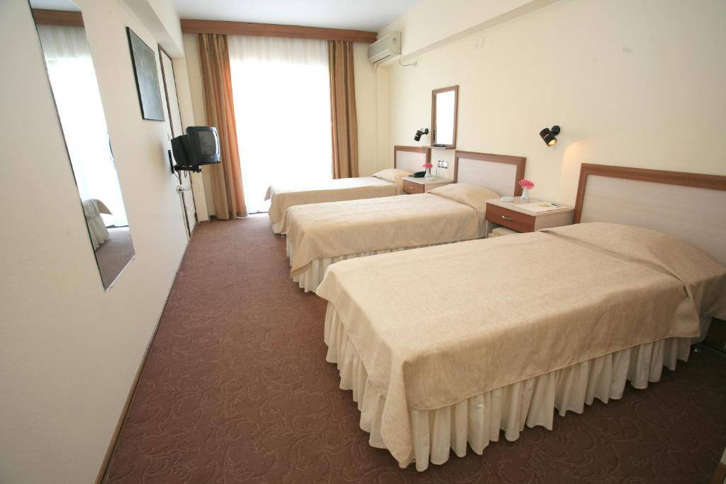 Saturn Hotel Kusadası Rom bilde